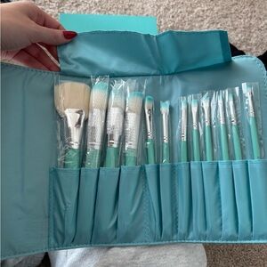 T&Co branded makeup brush set